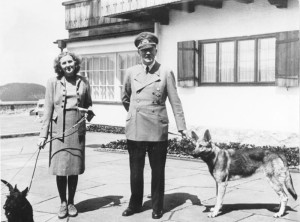 Adolf Hitler und Eva Braun auf dem Berghof Extra information: Obersalzberg- Adolf Hitler und Eva Braun mit Hunden (Schäferhund "Blondi") auf dem Berghof