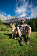 Mann und Hund in den Alpen